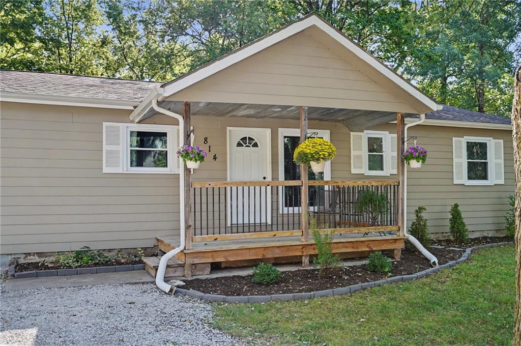 814 4th St, Baldwin City, KS 66006