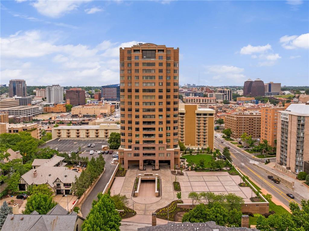 400 W 49th Ter #2032, Kansas City, MO 64112