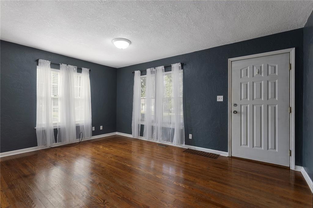 5039 NE Park Ln, Kansas City, MO 64118