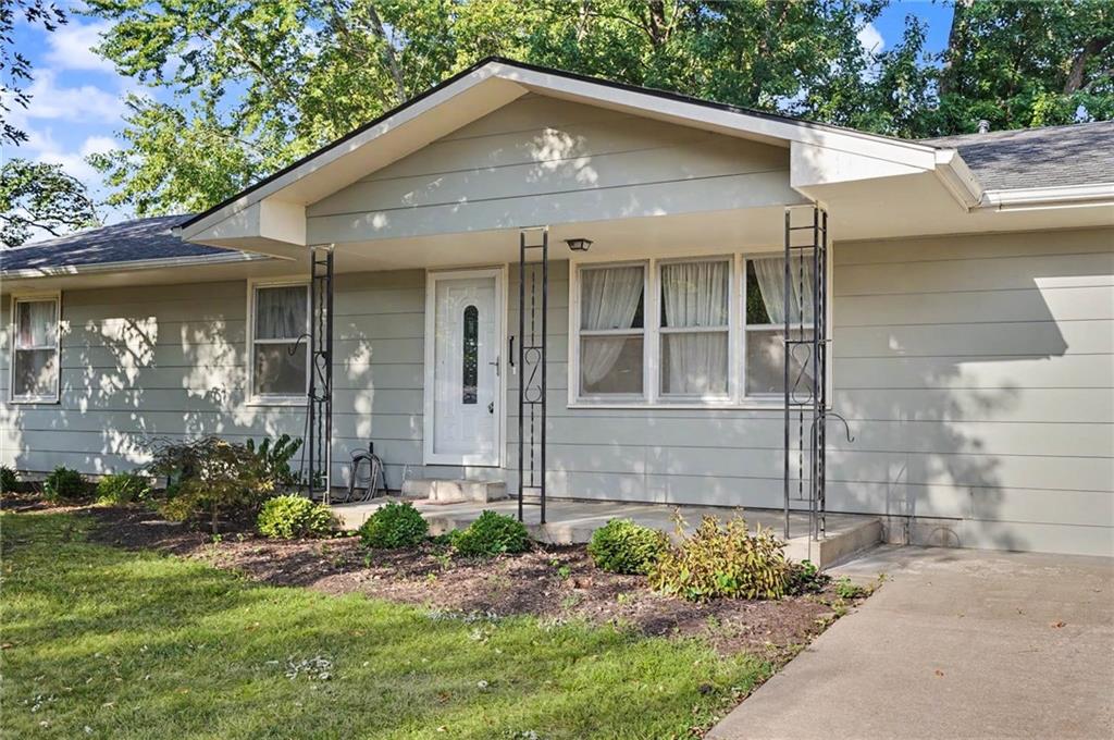 609 Kings Hw, Garnett, KS 66032