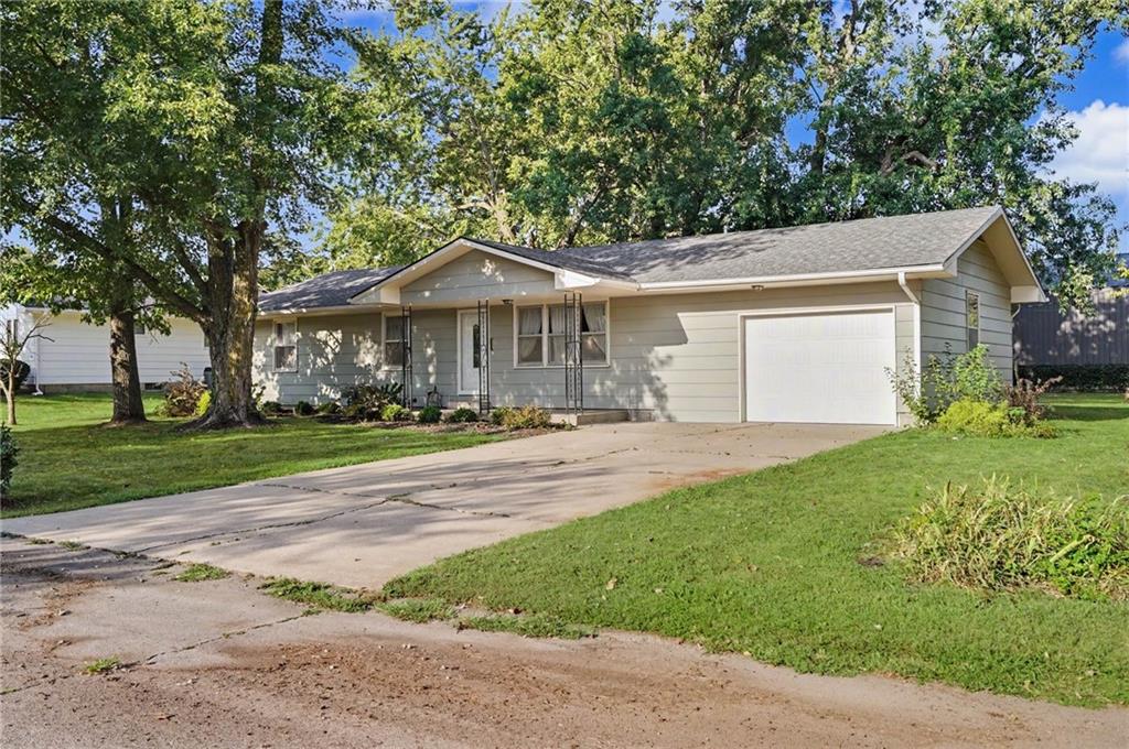 609 Kings Hw, Garnett, KS 66032