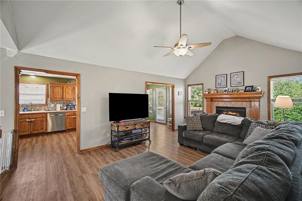 1108 E 18th St, Kearney, MO 64060