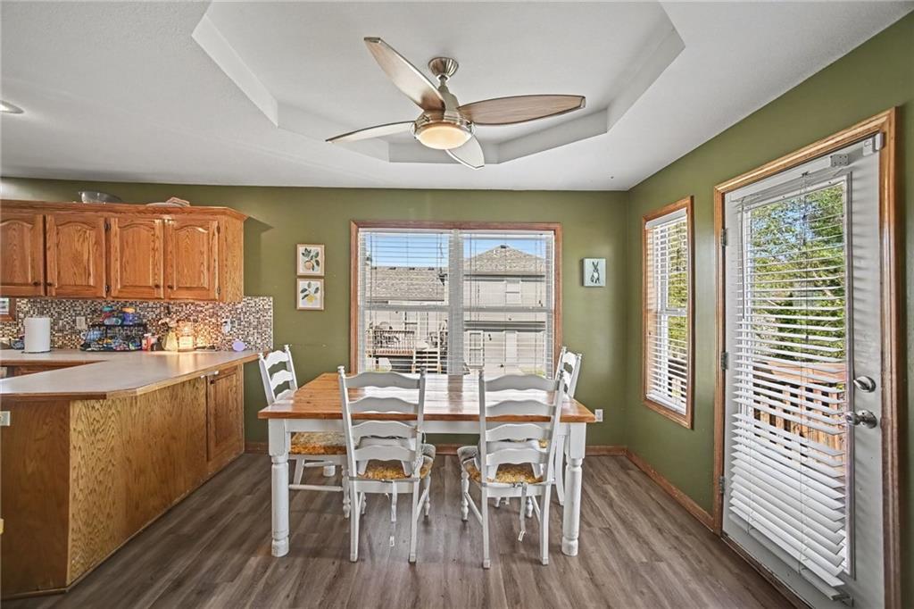 1108 E 18th St, Kearney, MO 64060