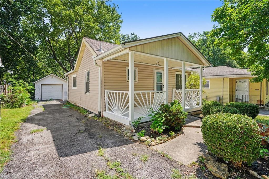 7811 Summit St, Kansas City, MO 64114