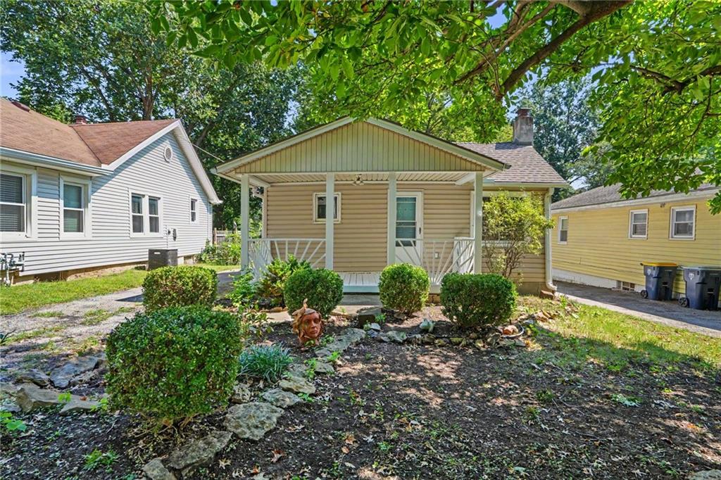 7811 Summit St, Kansas City, MO 64114