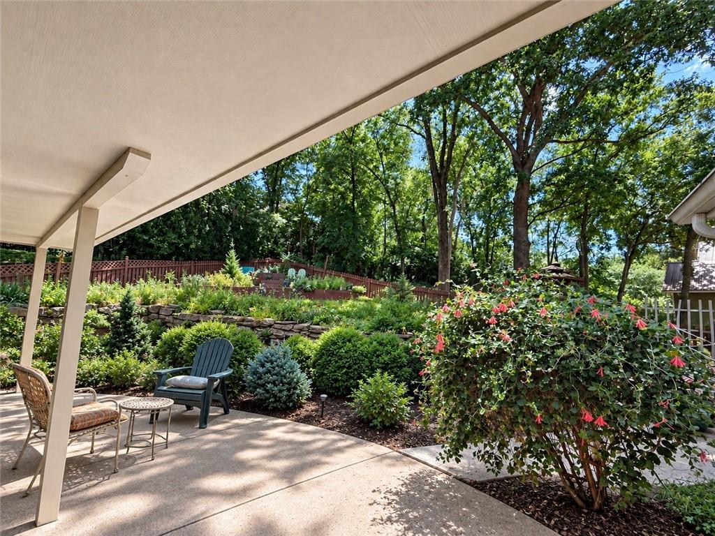 305 Lancelot Dr, Liberty, MO 64068