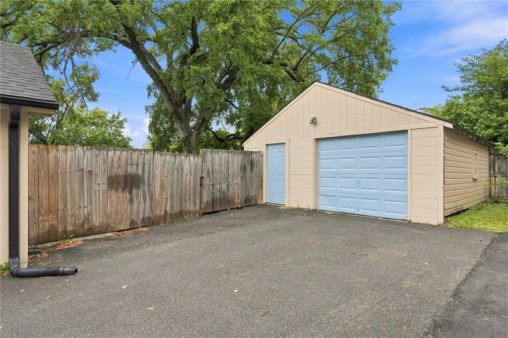 4216 NE 44th St, Kansas City, MO 64117
