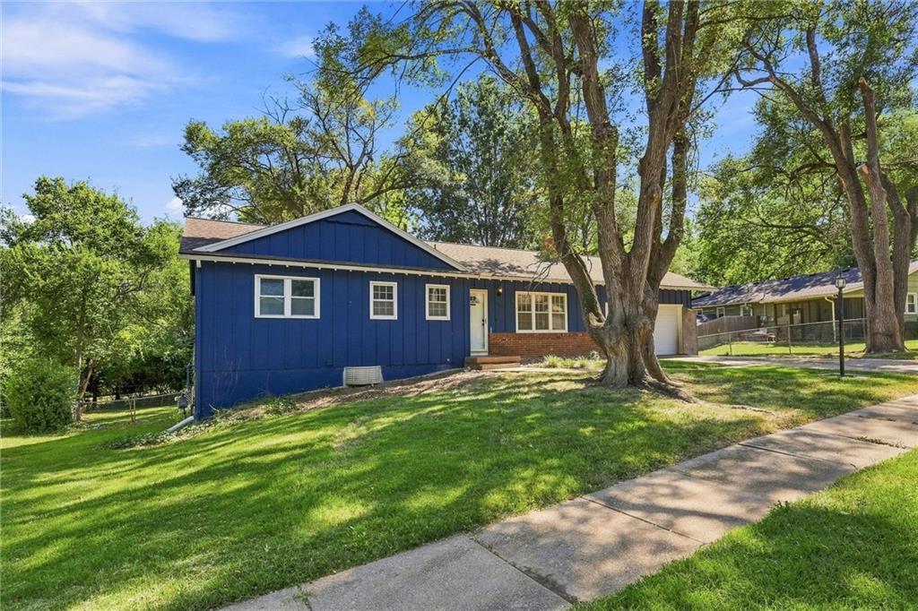 10007 Tracy Ave, Kansas City, MO 64131