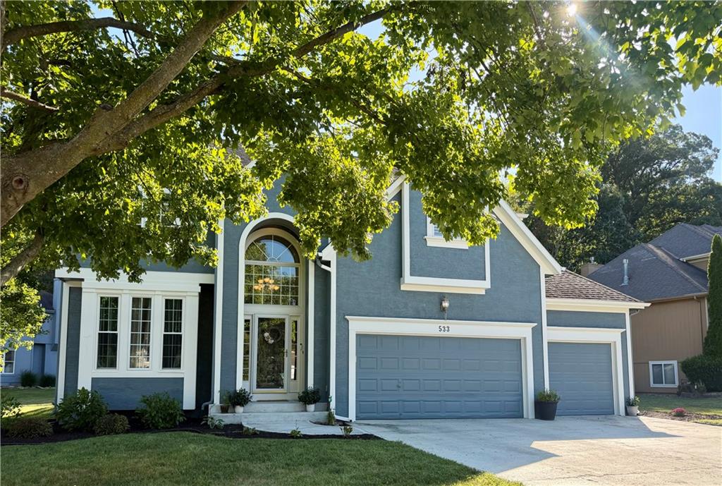 533 NE Emerald Dr, Lee's Summit, MO 64064