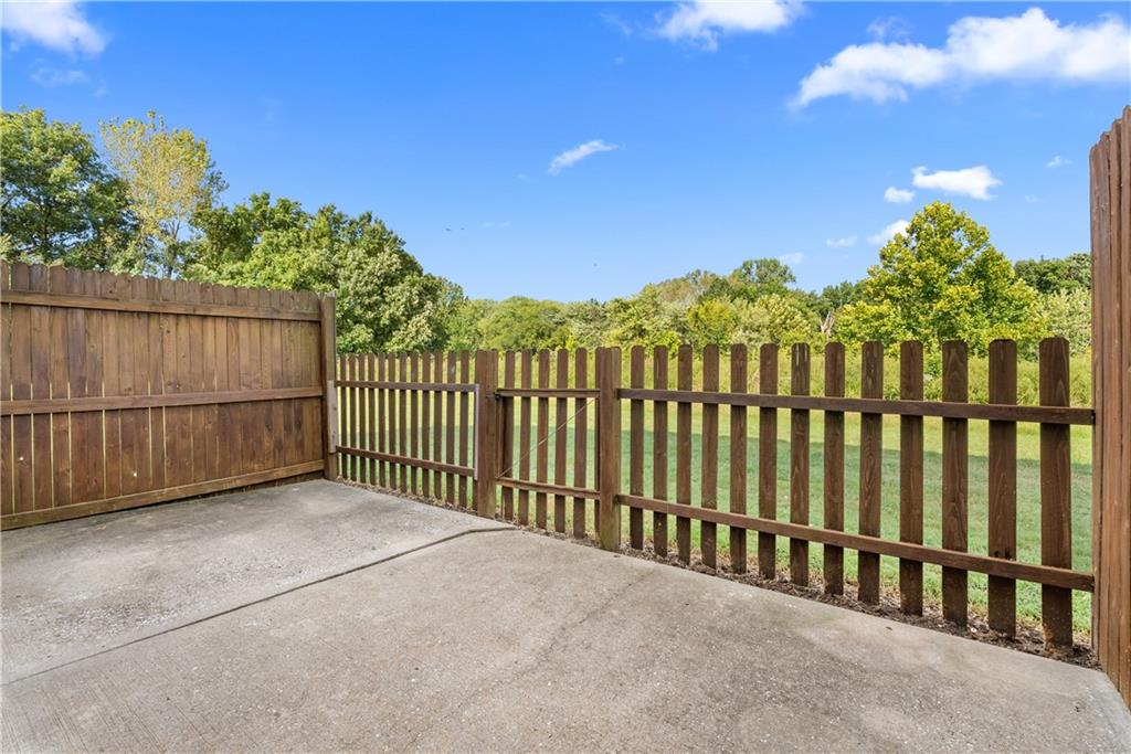 5776 NW Plantation Cir, Lee's Summit, MO 64064