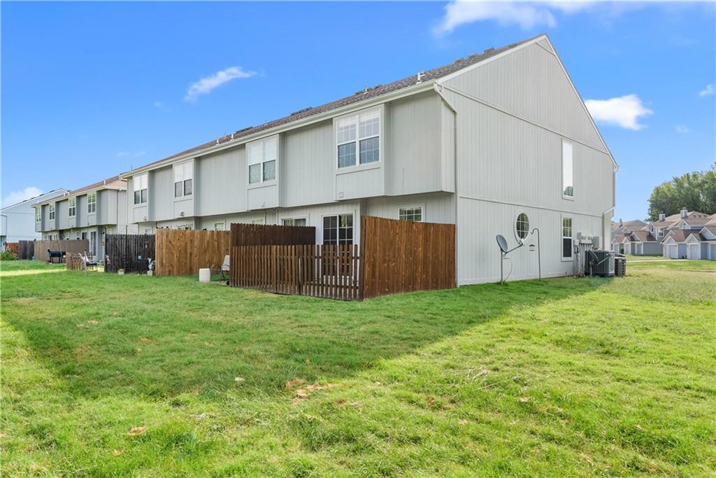 5776 NW Plantation Cir, Lee's Summit, MO 64064