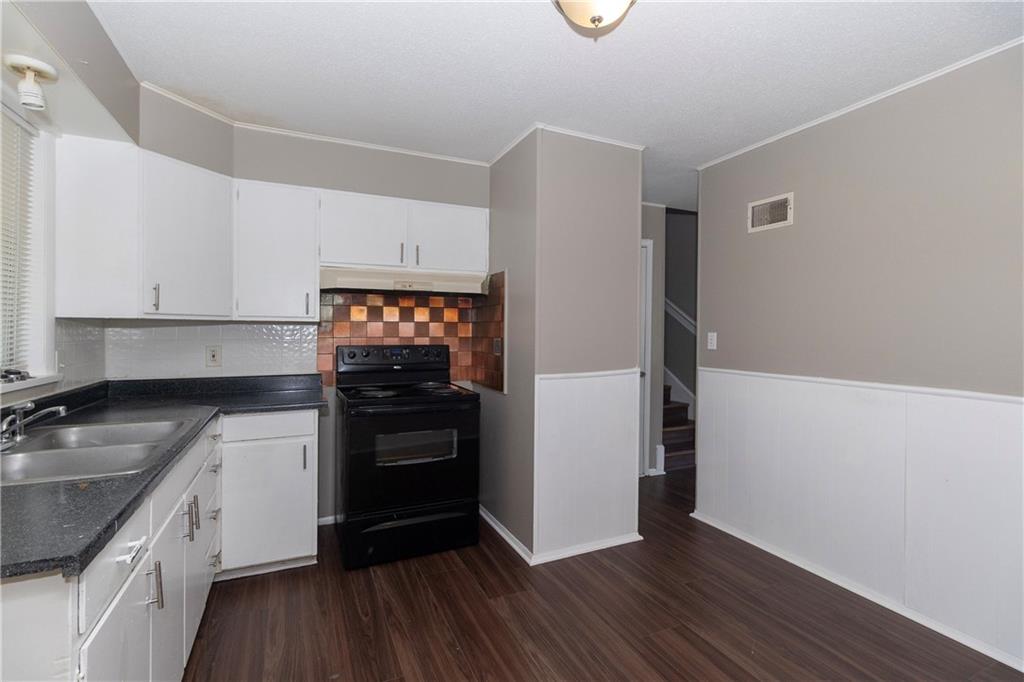11815 Armitage Dr, Kansas City, MO 64134