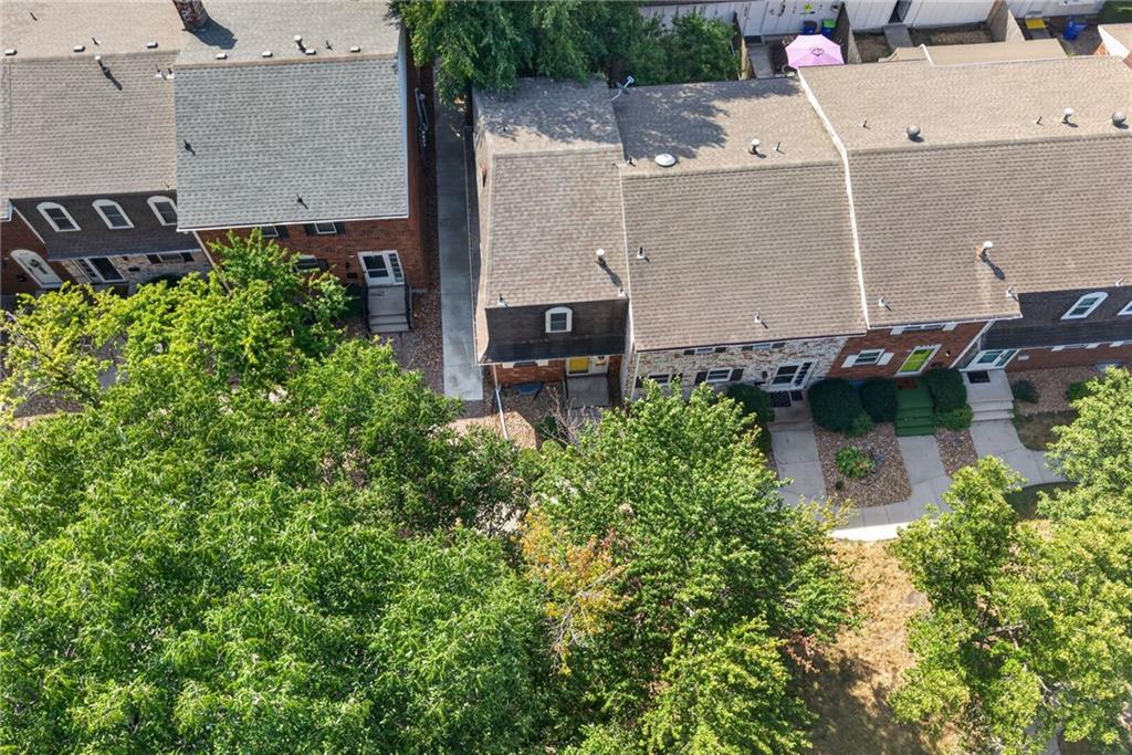 9553 Perry Ln, Overland Park, KS 66212