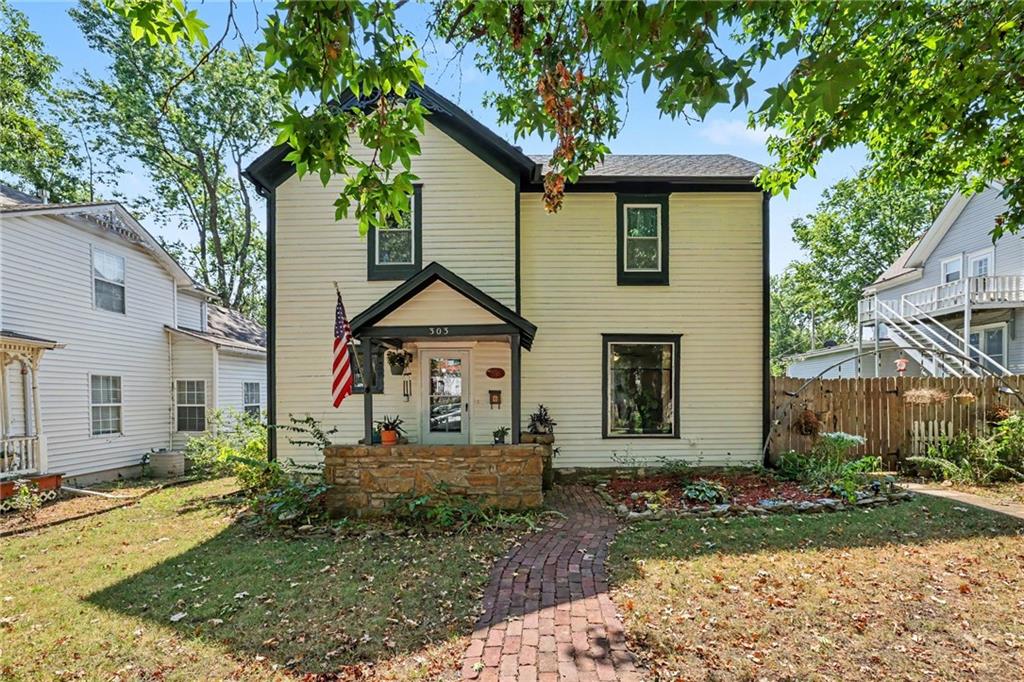 303 E Wea St, Paola, KS 66071