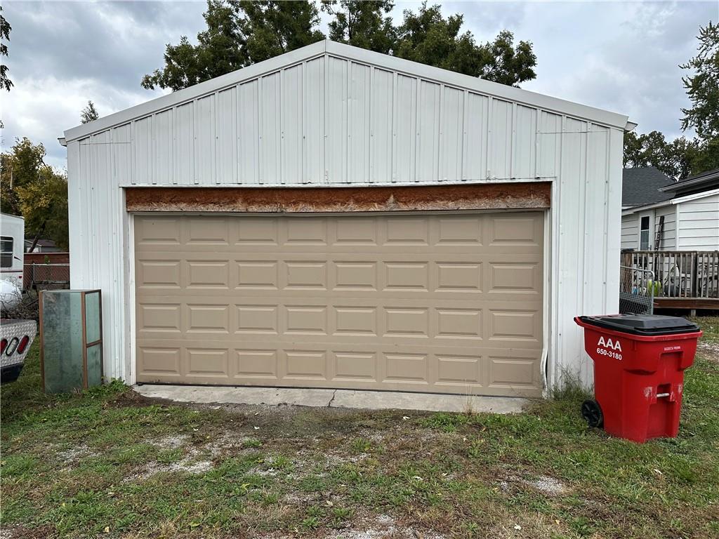 300 NE 1st St, Hardin, MO 64035