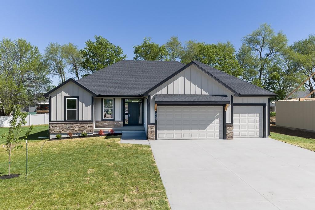 2723 Stone Creek Ave, Tonganoxie, KS 66086