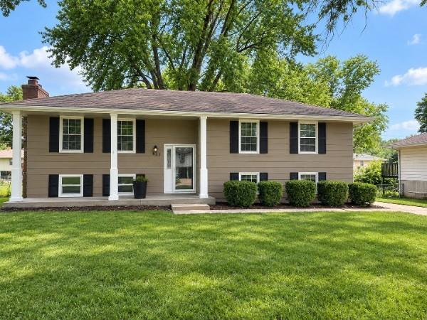804 SE 13th St, Oak Grove, MO 64075