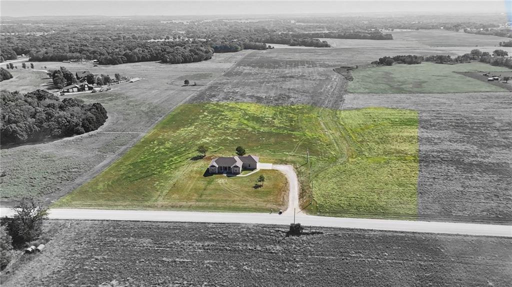 68 E 1100 Rd, Baldwin City, KS 66006