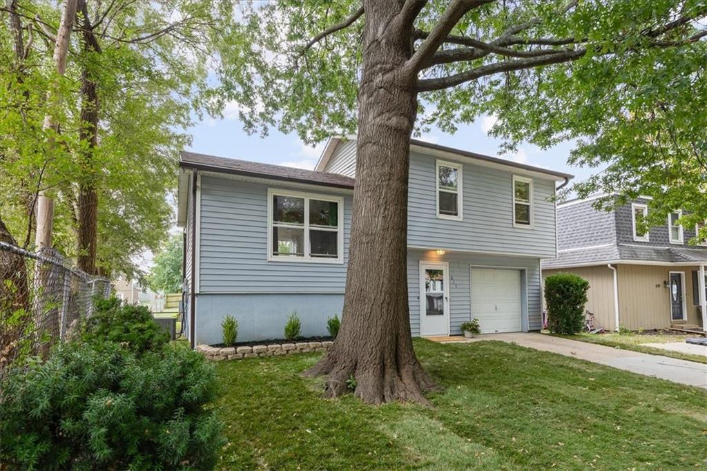 611 E Welston Ave, Olathe, KS 66061