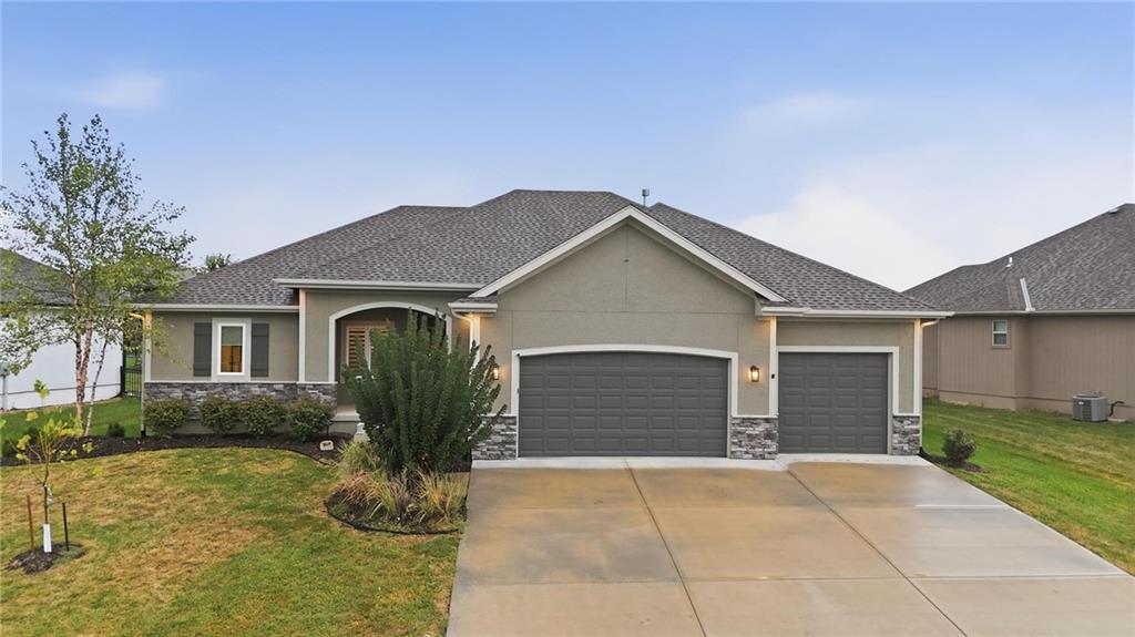 1067 SW Conch Cir, Lee's Summit, MO 64064