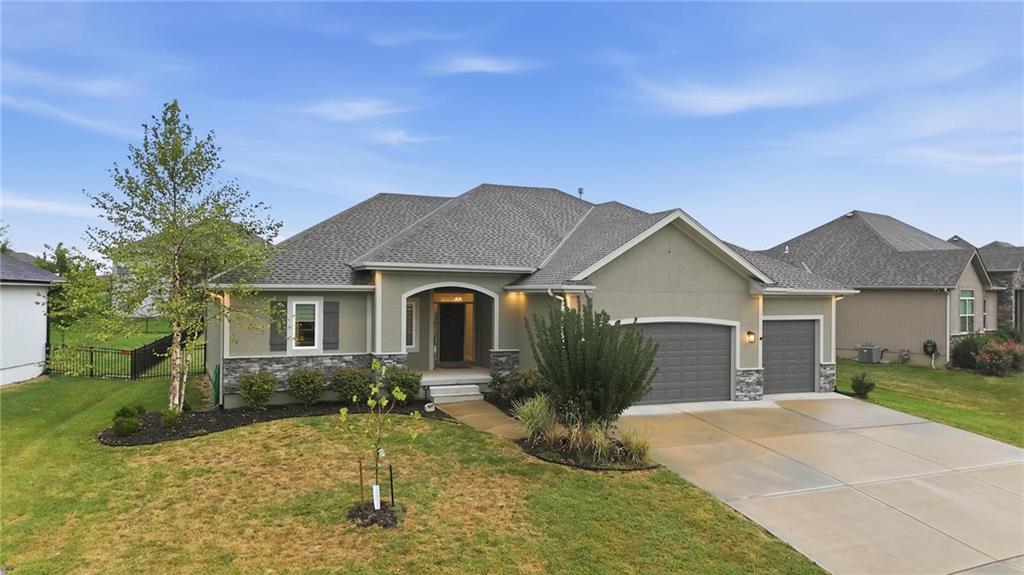 1067 SW Conch Cir, Lee's Summit, MO 64064