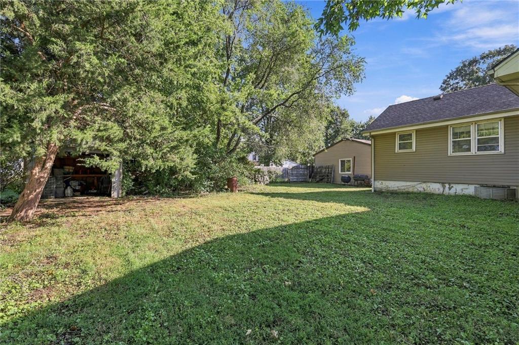 219 W 4th St, Tonganoxie, KS 66086
