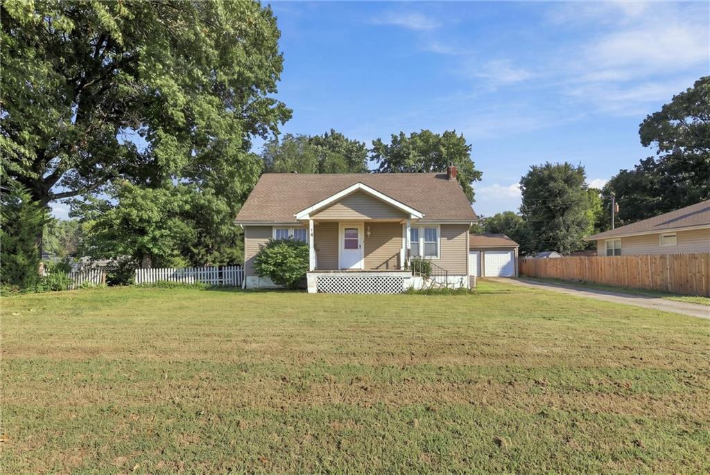 219 W 4th St, Tonganoxie, KS 66086
