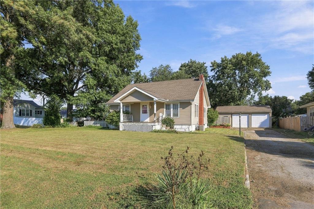219 W 4th St, Tonganoxie, KS 66086