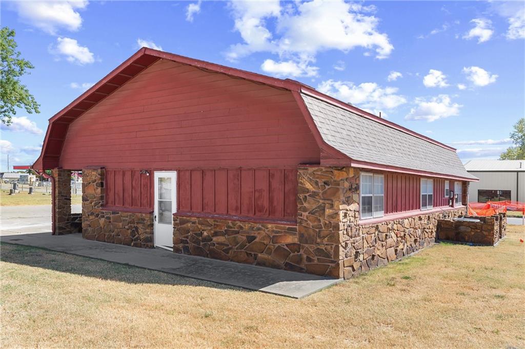 410 E Taylor St, Caney, KS 67333