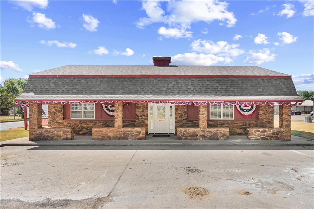 410 E Taylor St, Caney, KS 67333