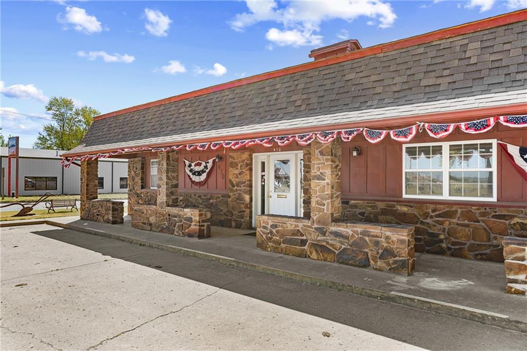 410 E Taylor St, Caney, KS 67333