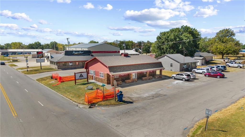 410 E Taylor St, Caney, KS 67333