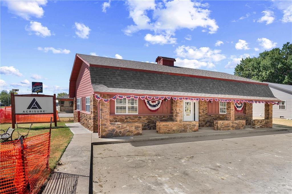 410 E Taylor St, Caney, KS 67333
