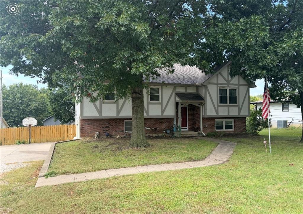 110 S Village St, Tonganoxie, KS 66086