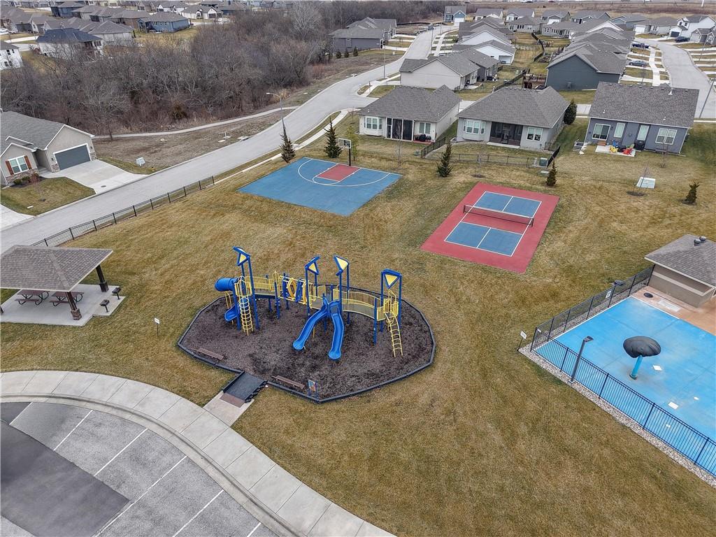 18626 Weaver St, Spring Hill, KS 66083