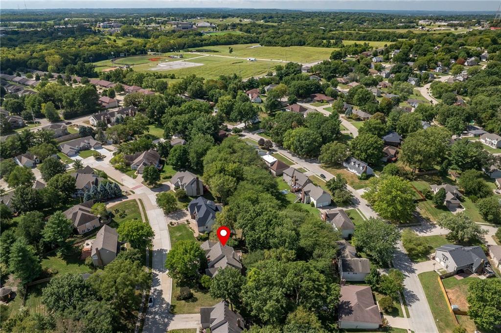 512 Pinewood Dr, St Joseph, MO 64506