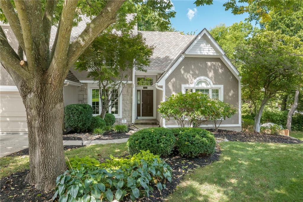 512 Pinewood Dr, St Joseph, MO 64506