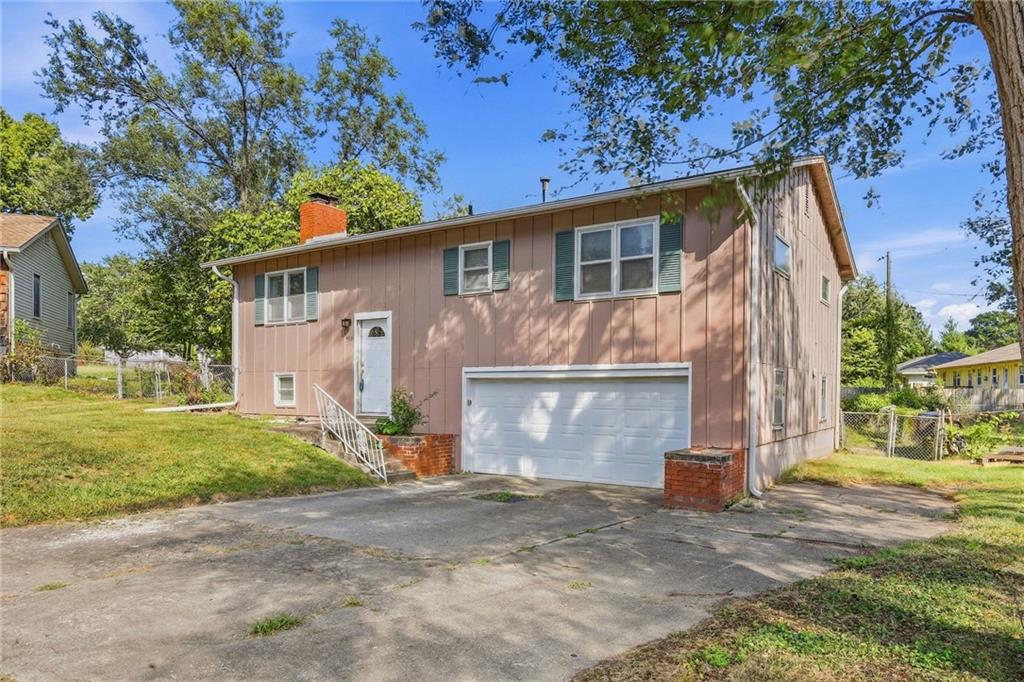 4831 Reeder St, Shawnee, KS 66203