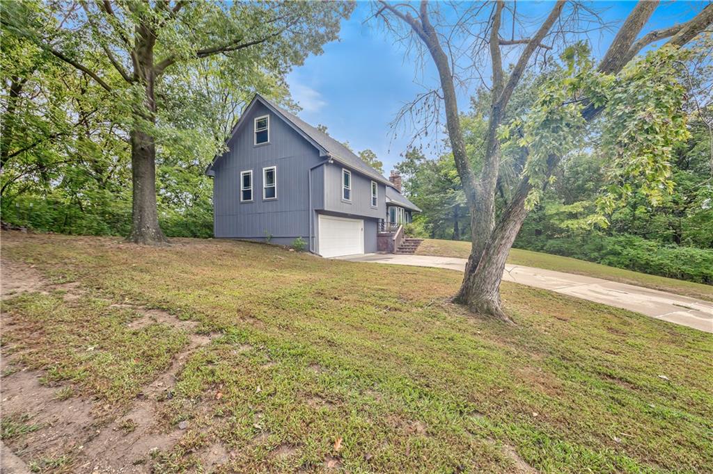 5409 NW Fox Hill Rd, Parkville, MO 64152