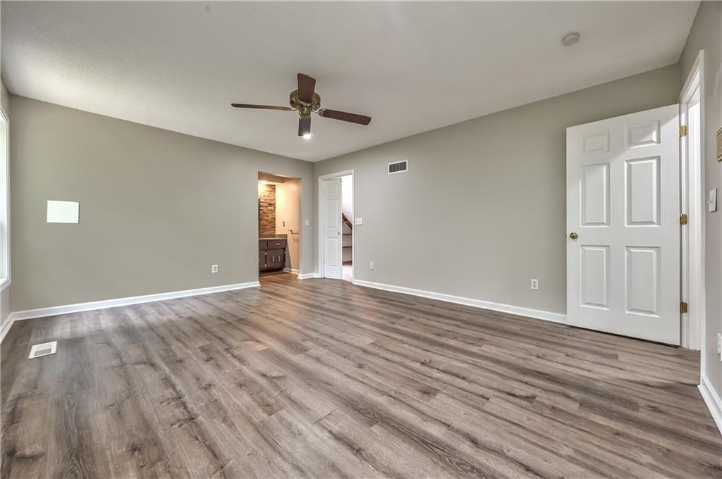 5409 NW Fox Hill Rd, Parkville, MO 64152