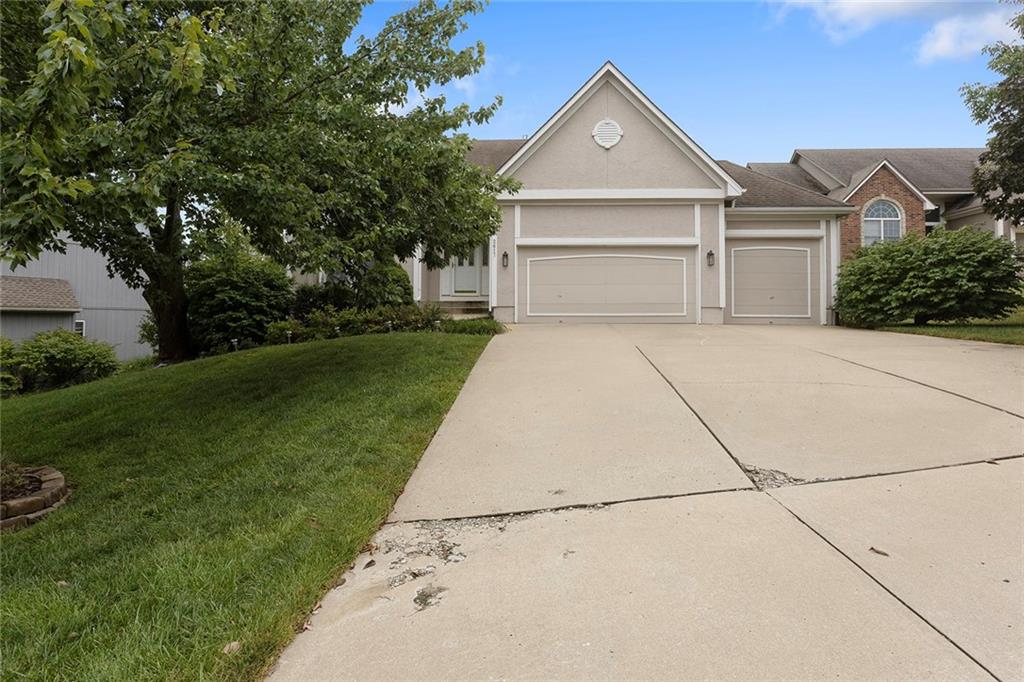 2617 10th St, Lee's Summit, MO 64081