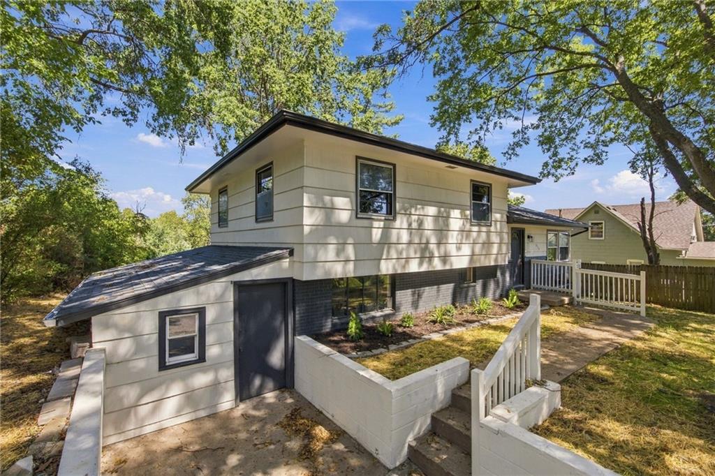 910 Olive St, Leavenworth, KS 66048