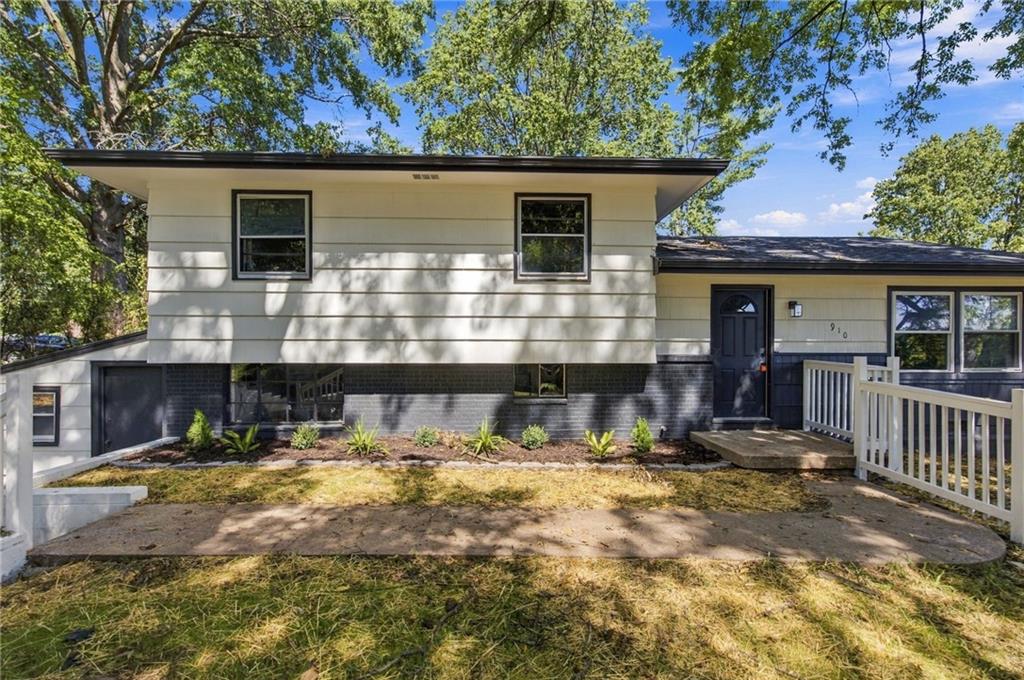 910 Olive St, Leavenworth, KS 66048