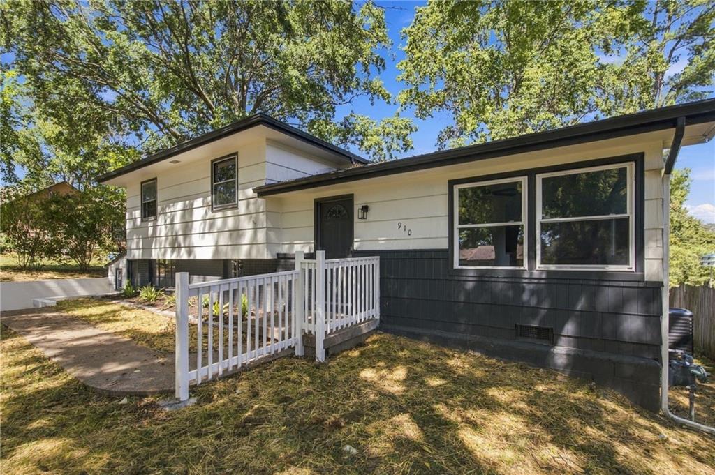 910 Olive St, Leavenworth, KS 66048