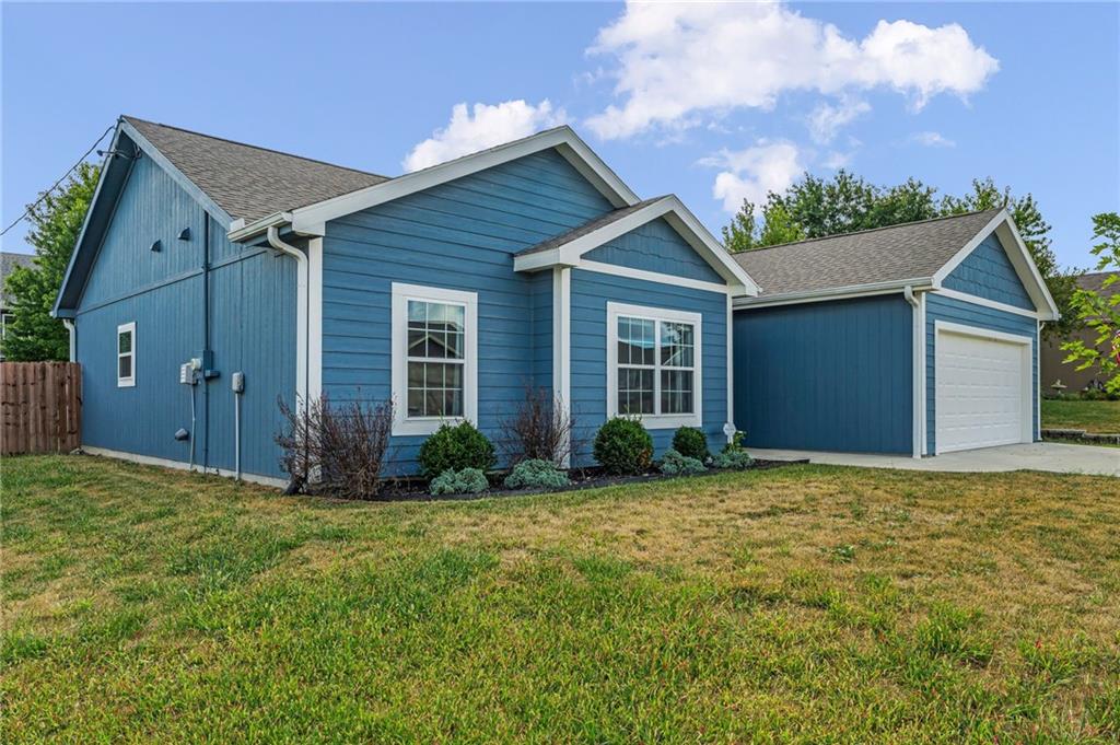 216 Meadowbrook Ln, Wellsville, KS 66092