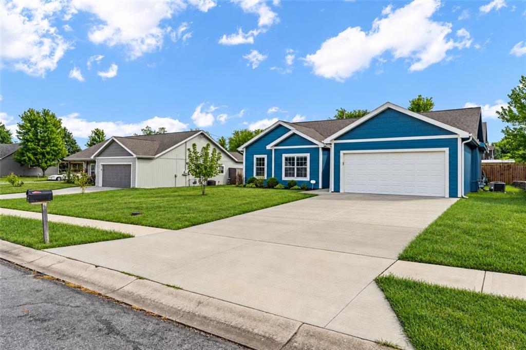 216 Meadowbrook Ln, Wellsville, KS 66092