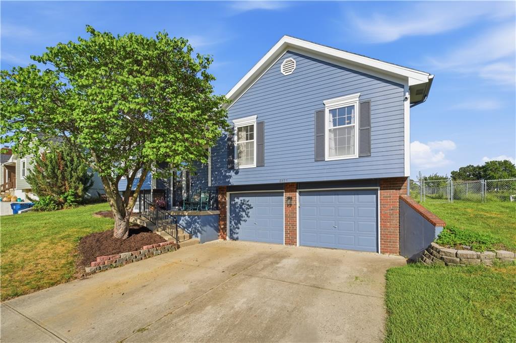 6821 T Gabbert Dr, Pleasant Valley, MO 64068