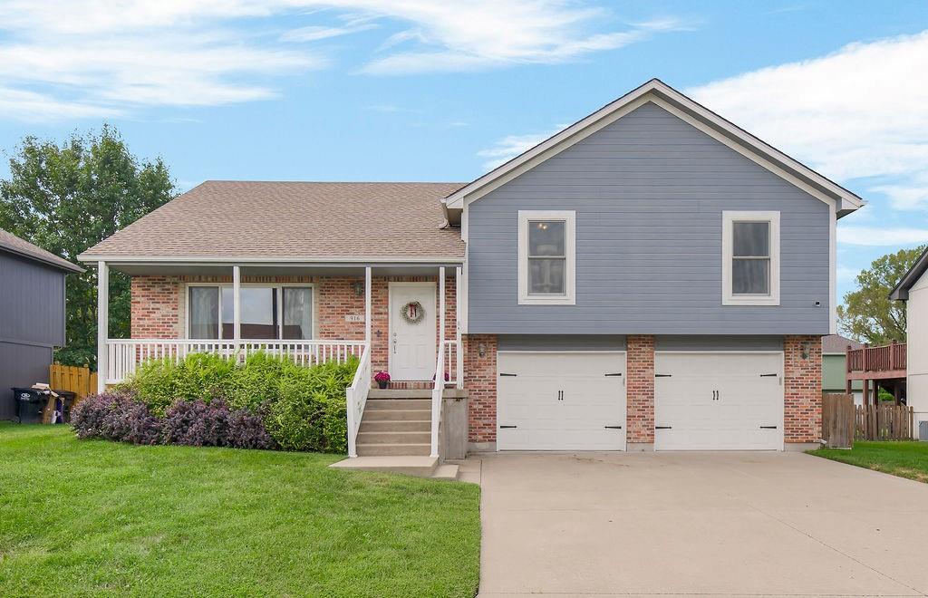 916 Cochise Dr, Independence, MO 64056