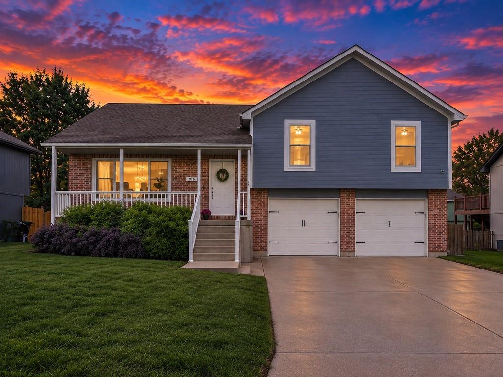 916 Cochise Dr, Independence, MO 64056