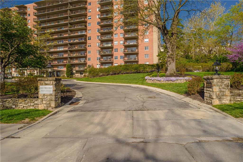 4550 Warwick Blvd #1101-1102, Kansas City, MO 64111